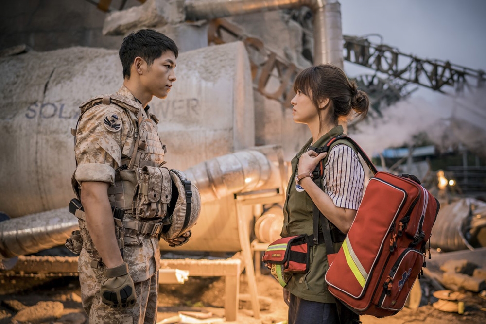Song Hye Kyo khoe ảnh "em chưa 18", Song Joong Ki lộ ảnh kém sắc
