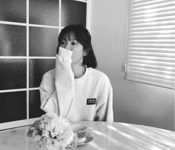 Song Hye Kyo khoe ảnh "em chưa 18", Song Joong Ki lộ ảnh kém sắc