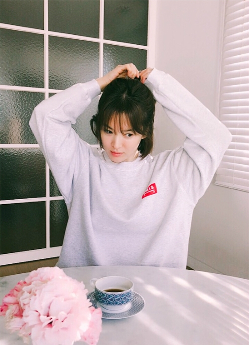 Song Hye Kyo khoe ảnh "em chưa 18", Song Joong Ki lộ ảnh kém sắc
