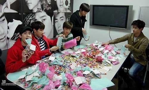 Những món quà ngọt ngào sao Hàn tặng fan nhân ngày Valentine's