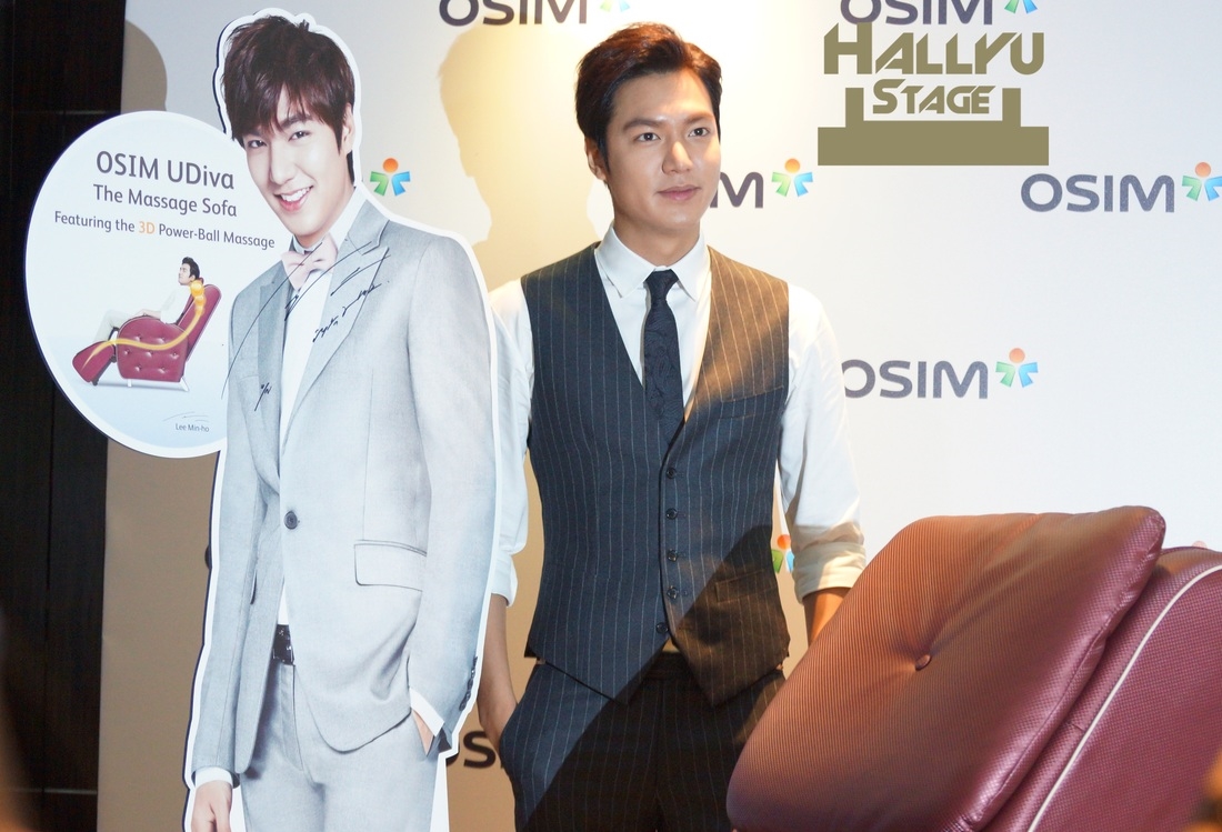 So sánh nhan sắc và chiều cao sao Hàn với standee của họ
