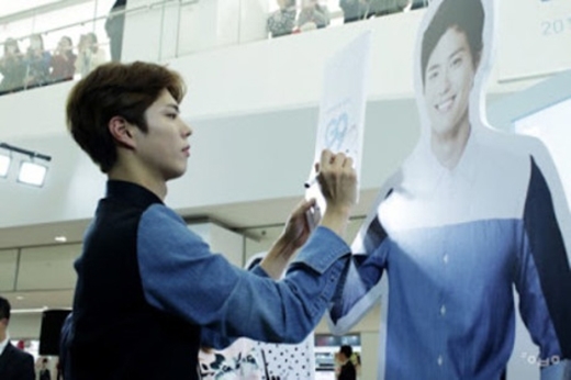 So sánh nhan sắc và chiều cao sao Hàn với standee của họ