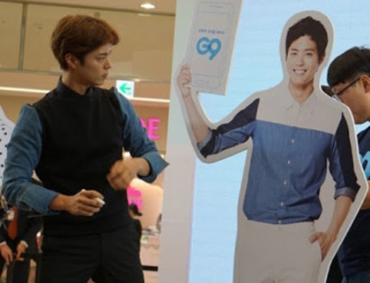 So sánh nhan sắc và chiều cao sao Hàn với standee của họ