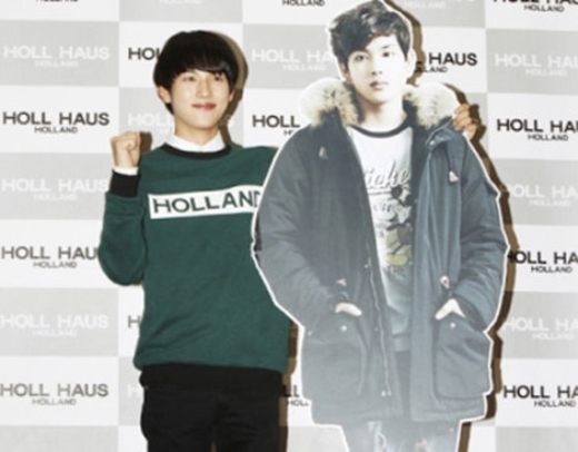 So sánh nhan sắc và chiều cao sao Hàn với standee của họ