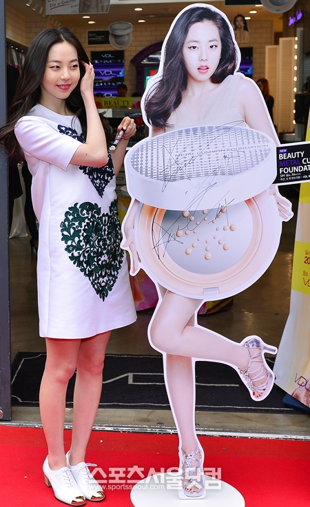 So sánh nhan sắc và chiều cao sao Hàn với standee của họ