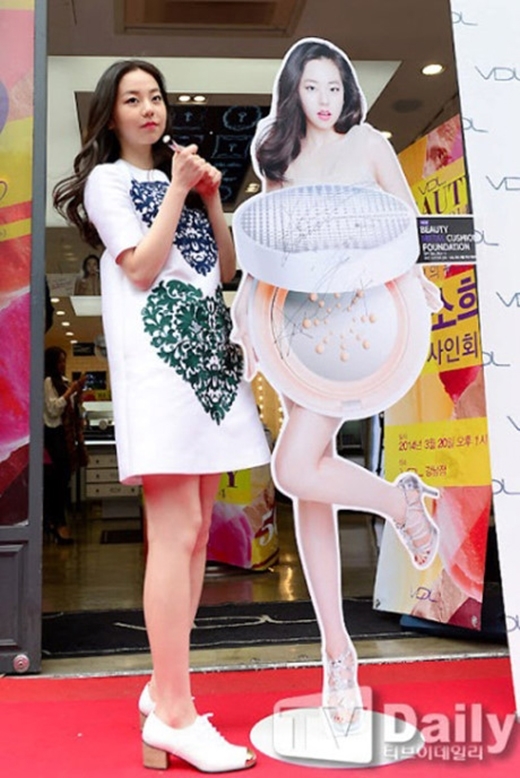 So sánh nhan sắc và chiều cao sao Hàn với standee của họ