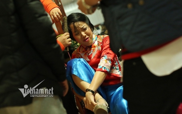 Minh Vượng lặng lẽ khóc lúc sau cánh gà lúc các đồng nghiệp đang diễn