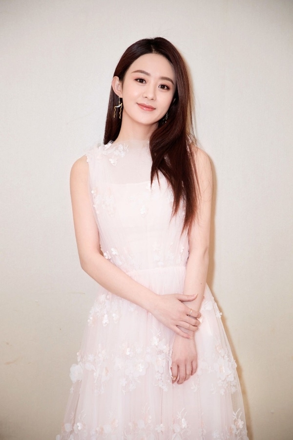 Triệu Lệ Dĩnh lại bị cư dân mạng mỉa mai vì lì xì cho đoàn làm phim