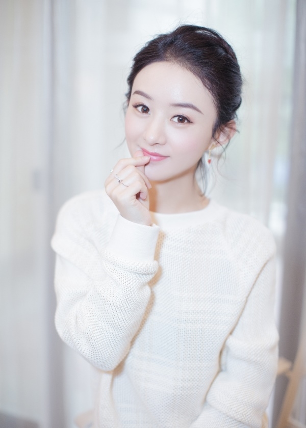 Triệu Lệ Dĩnh lại bị cư dân mạng mỉa mai vì lì xì cho đoàn làm phim