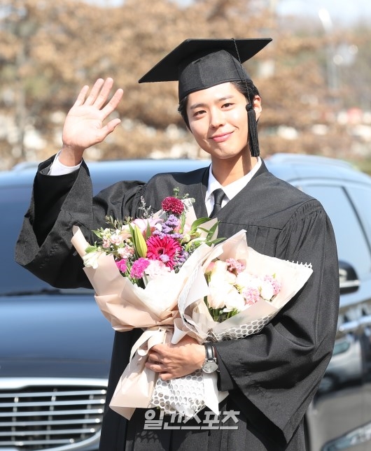 Park Bo Gum rạng rỡ ngày về trường nhận bằng tốt nghiệp đại học