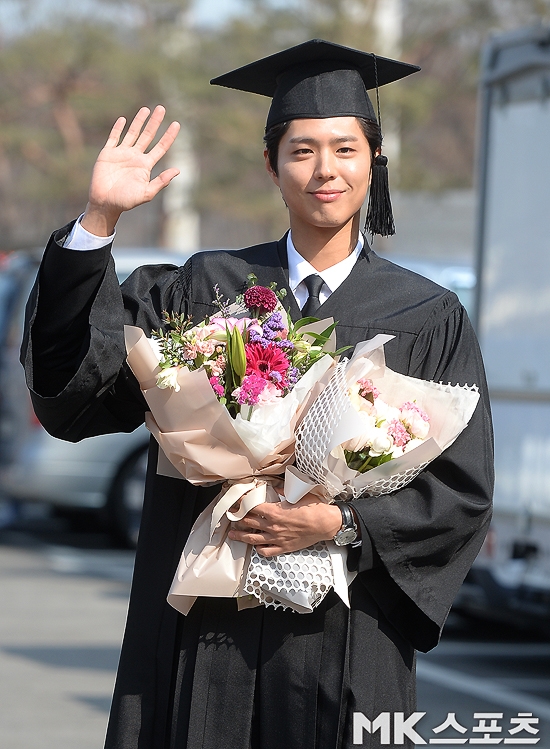 Park Bo Gum rạng rỡ ngày về trường nhận bằng tốt nghiệp đại học