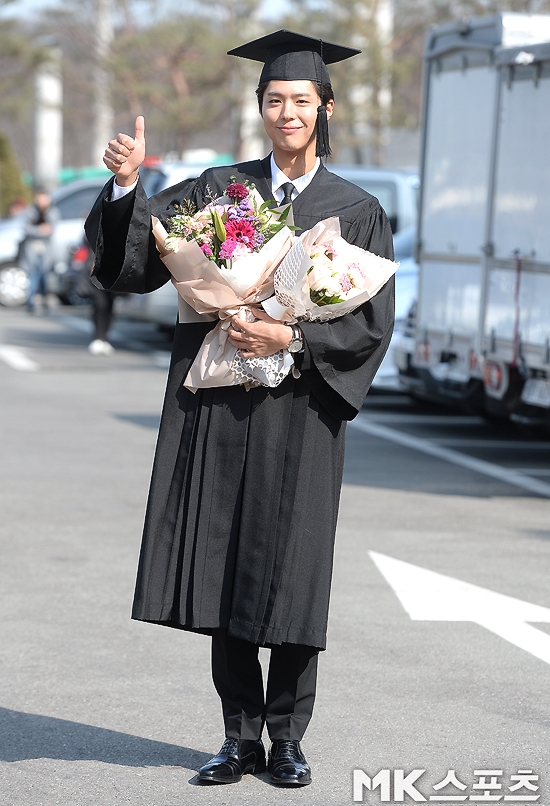 Park Bo Gum rạng rỡ ngày về trường nhận bằng tốt nghiệp đại học
