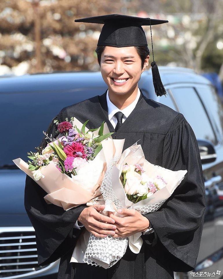 Ảnh tốt nghiệp của Park Bo Gum