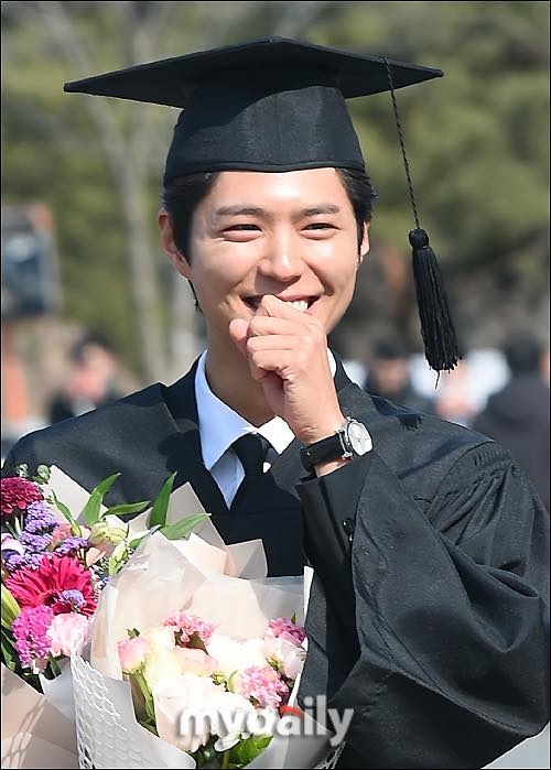 Ảnh tốt nghiệp của Park Bo Gum