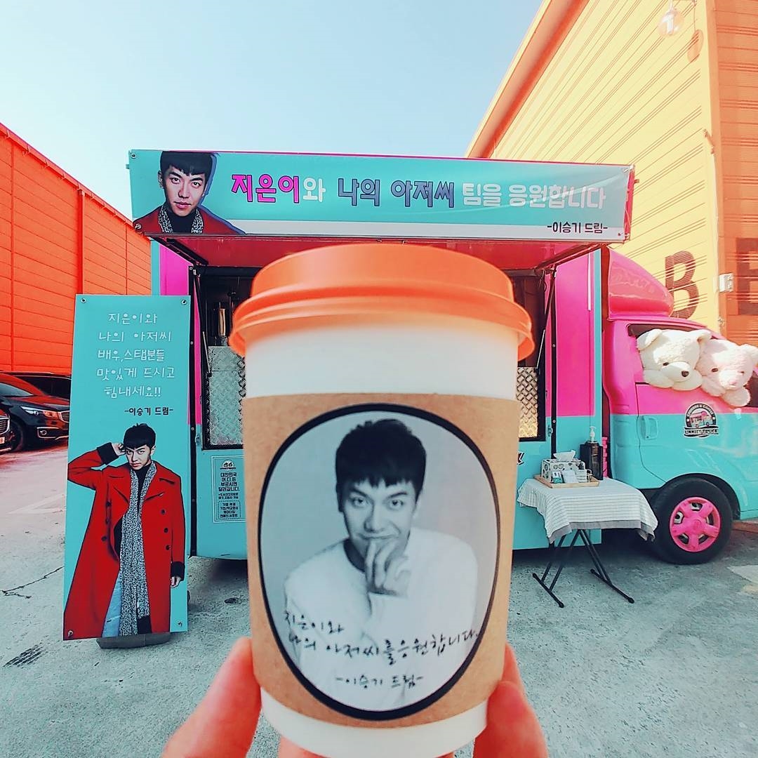 Lee Seung Gi gửi xe cà phê đến phim trường cho IU