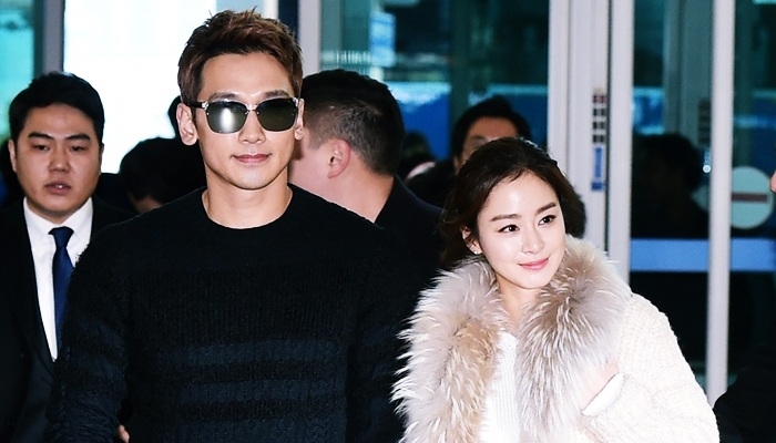 Trốn con gái, vợ chồng Bi Rain - Kim Tae Hee nắm tay nhau đi Nhật
