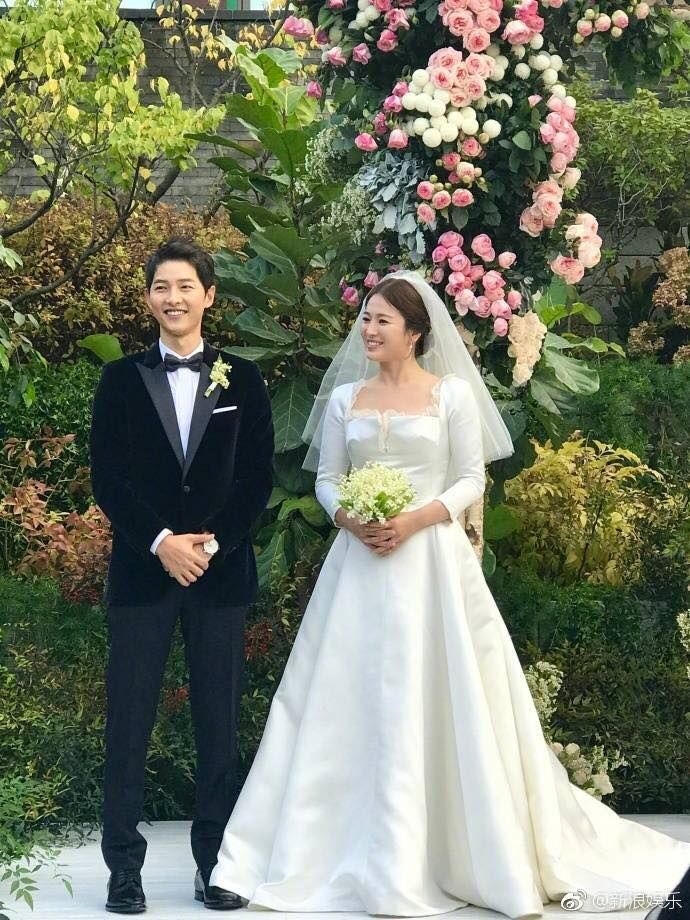 Song Joong Ki tặng hoa cho vợ nhân kỉ niệm 100 ngày cưới