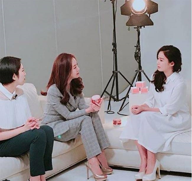 Trốn con gái, vợ chồng Bi Rain - Kim Tae Hee nắm tay nhau đi Nhật