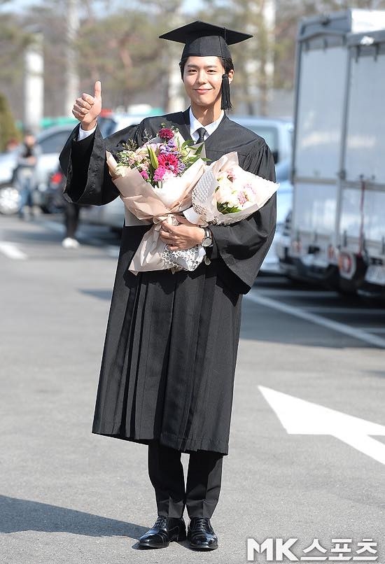 Ảnh tốt nghiệp của Park Bo Gum