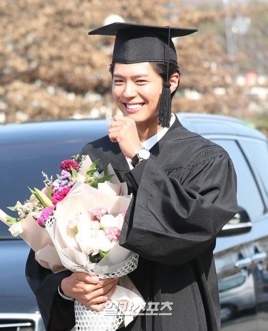 Ảnh tốt nghiệp của Park Bo Gum