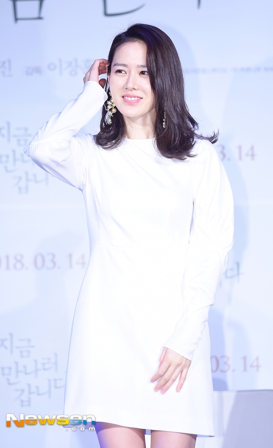 So Ji Sub - Son Ye Jin tay trong tay ngọt ngào trong họp báo phim mới