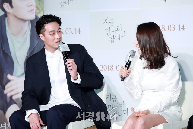 So Ji Sub - Son Ye Jin tay trong tay ngọt ngào trong họp báo phim mới