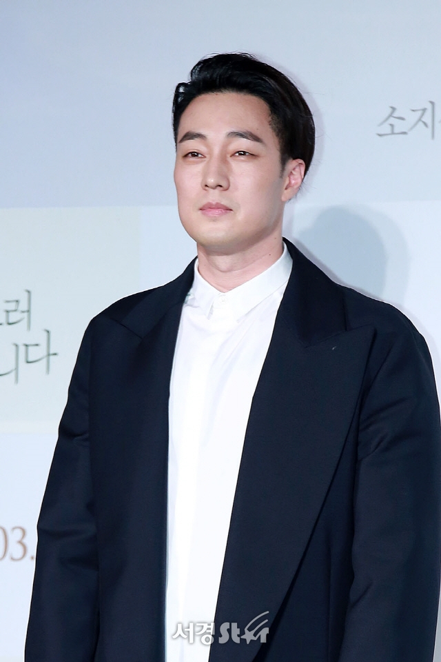 So Ji Sub - Son Ye Jin tay trong tay ngọt ngào trong họp báo phim mới