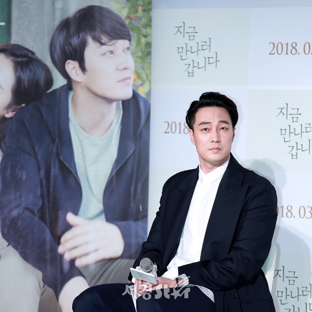 So Ji Sub - Son Ye Jin tay trong tay ngọt ngào trong họp báo phim mới