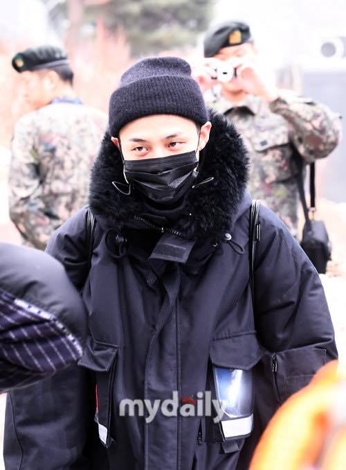 Không ngờ ngày ấy đã đến, hôm nay G-Dragon chính thức nhập ngũ
