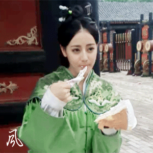 Những trò lầy lội của Địch Lệ Nhiệt Ba trong hậu trường