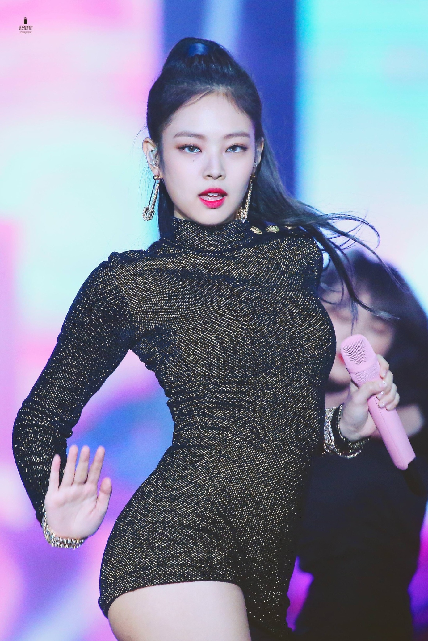 Có ai như Jennie, xõa tóc đơn giản thôi cũng xinh đẹp tuyệt trần