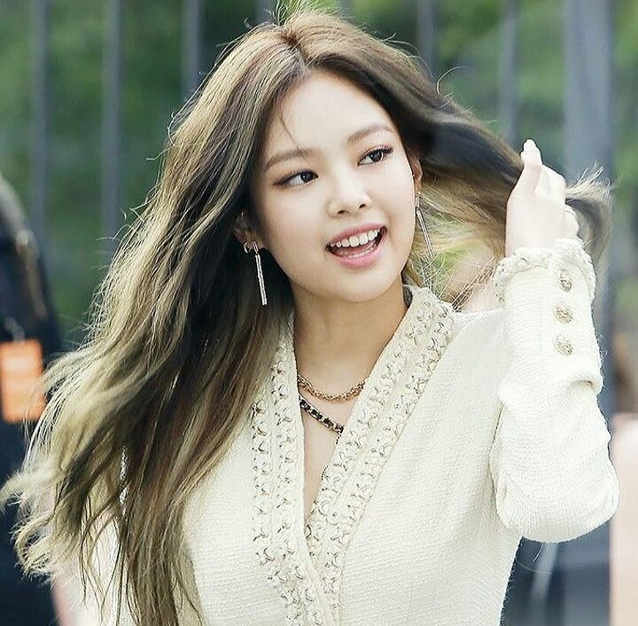 Có ai như Jennie, xõa tóc đơn giản thôi cũng xinh đẹp tuyệt trần