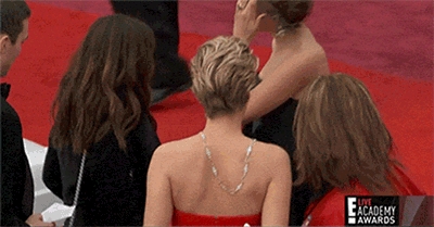 Jennifer Lawren cầm rượu, trèo qua ghế để đến chỗ ngồi tại Oscar 2018
