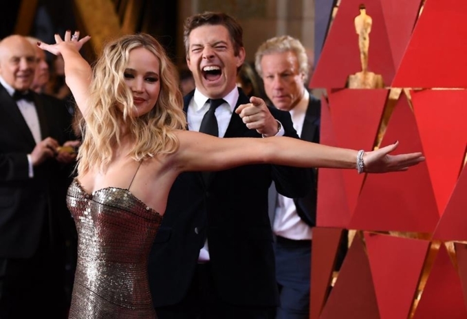 Jennifer Lawren cầm rượu, trèo qua ghế để đến chỗ ngồi tại Oscar 2018