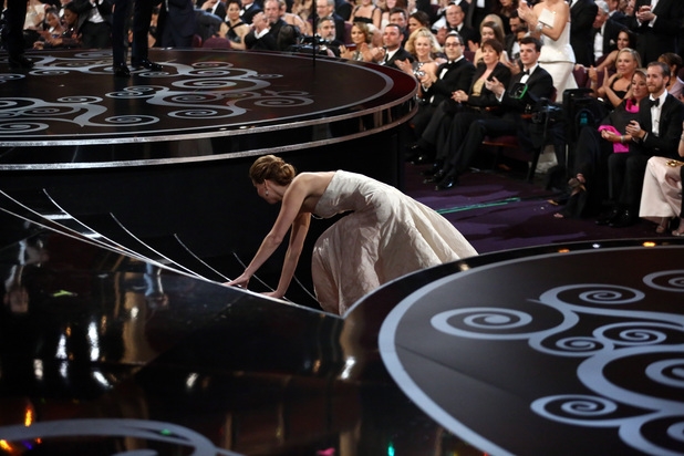 Jennifer Lawren cầm rượu, trèo qua ghế để đến chỗ ngồi tại Oscar 2018