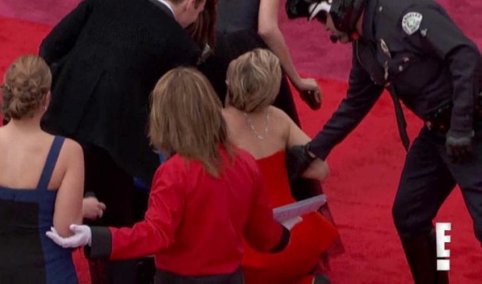 Jennifer Lawren cầm rượu, trèo qua ghế để đến chỗ ngồi tại Oscar 2018