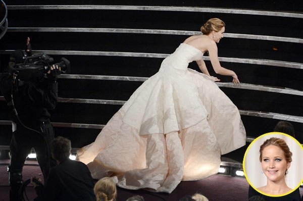 Jennifer Lawren cầm rượu, trèo qua ghế để đến chỗ ngồi tại Oscar 2018