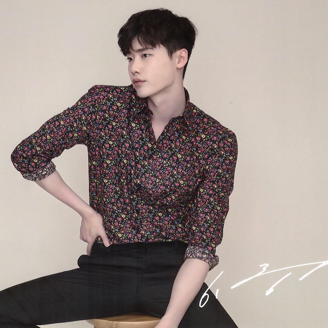 Lee Jong Suk liên tục bị 'gọi hồn' vì chuyện tình cảm của người khác