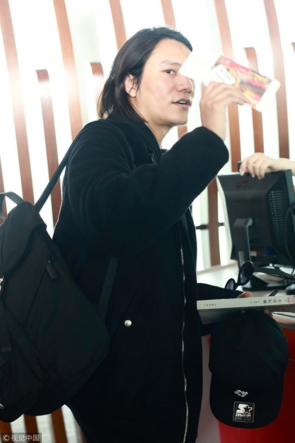 Trần Khôn bị hành khách ở sân bay nhận lầm thành sao nữ vì tóc dài