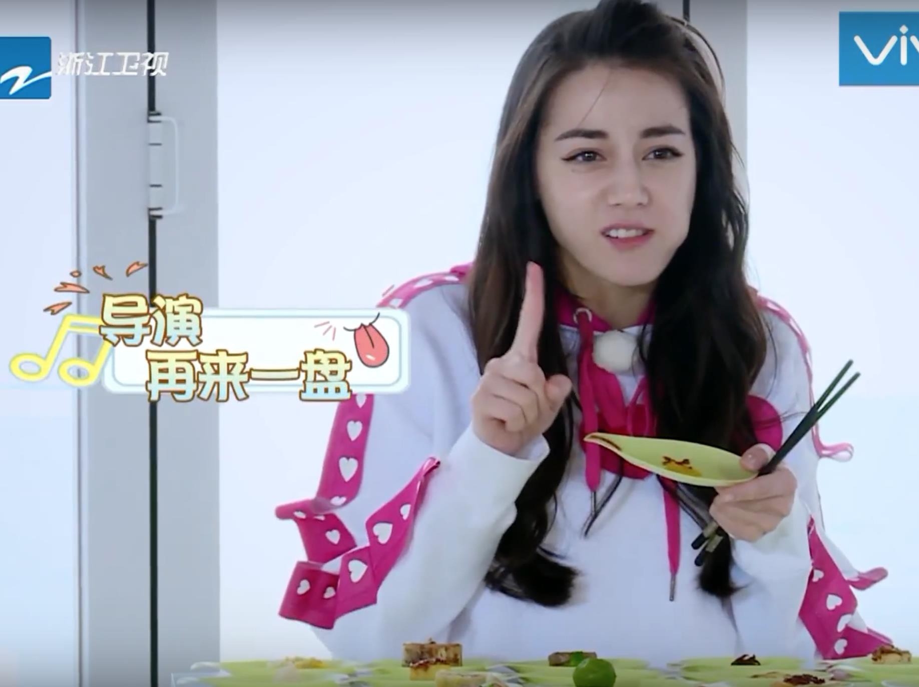 Nàng tiểu Hoa bị bạn diễn chê nặng
