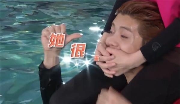 Nàng tiểu Hoa bị bạn diễn chê nặng