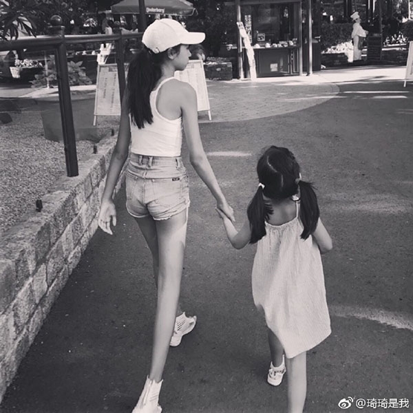 Con gái Nhậm Đạt Hoa gây bão mạng vì đẹp như tiên nữ ở tuổi 13