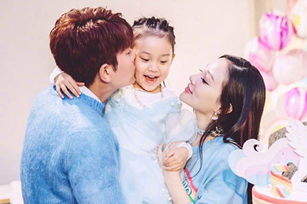 Rộ tin Giả Nãi Lượng và Lý Tiểu Lộ đang làm thủ tục ly hôn