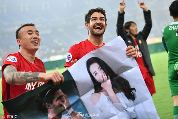 Địch Lệ Nhiệt Ba phũ phàng với cầu thủ bóng đá khiến fan cười bò