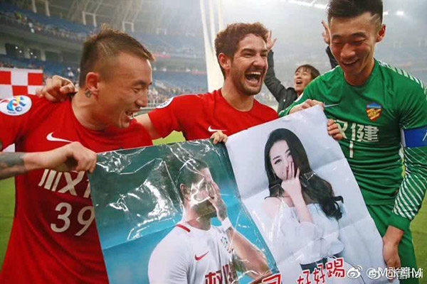 Địch Lệ Nhiệt Ba phũ phàng với cầu thủ bóng đá khiến fan cười bò