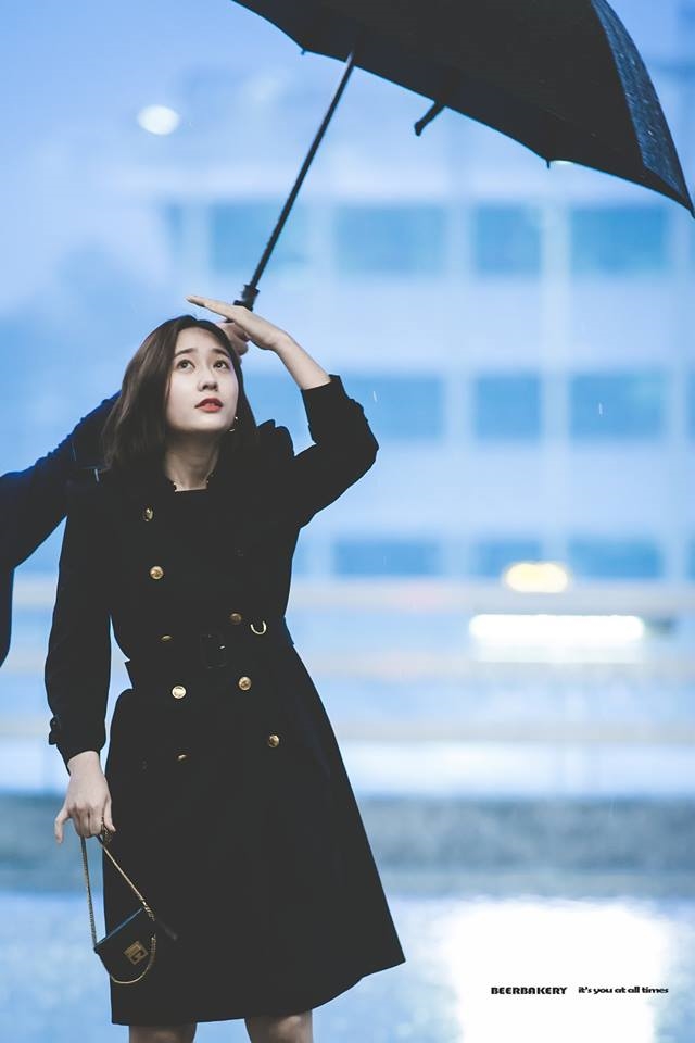 Tiêu chuẩn kép từ 1 chiếc ô: idol nữ bị ném đá idol nam lại được khen