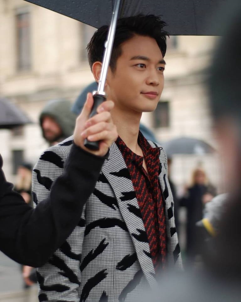 Tiêu chuẩn kép từ 1 chiếc ô: idol nữ bị ném đá idol nam lại được khen