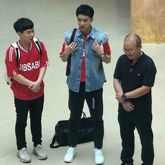 Lộ hình ảnh đầu tiên của Lee Seung Gi và đoàn quay show tại Việt Nam