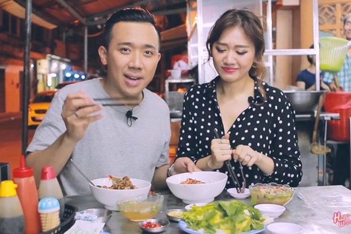Choáng với muôn kiểu "hiện nguyên hình" khi gặp đồ ăn của sao Việt