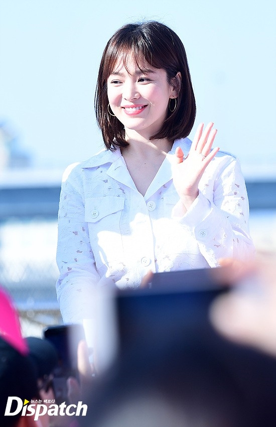Song Hye Kyo trở lại Kbiz, khoe đôi chân nõn nà tại sự kiện
